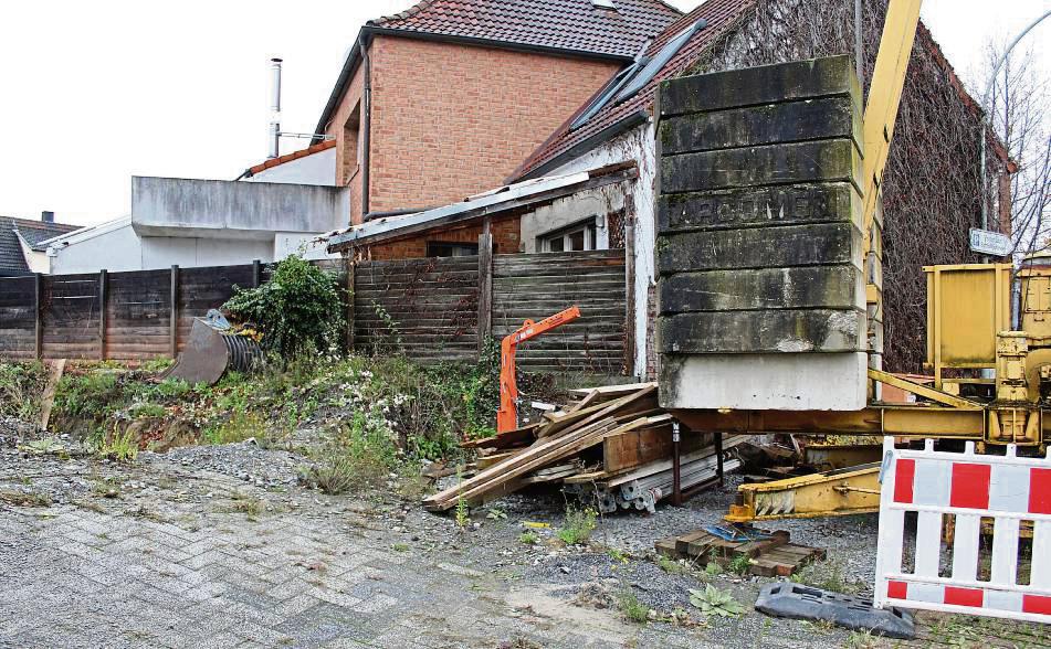 Nach Angaben der Anwohner liegt die Baustelle an der Ecke Von-Droste- und Burgstraße seit Monaten still. Sicherheitsmängel hat der Kreis aber dort nicht festgestellt. Foto: Mintert