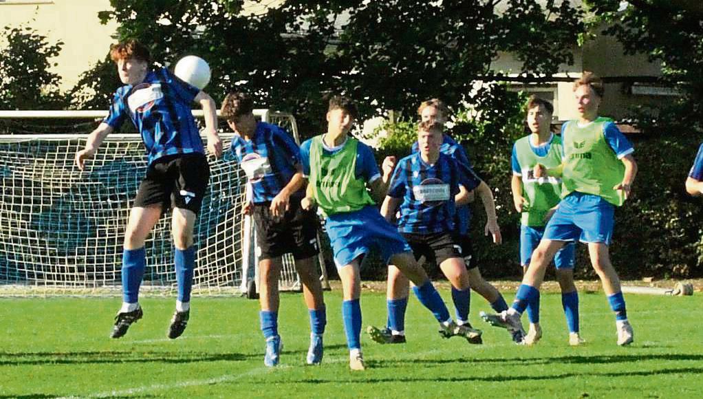 Die noch ungeschlagenen Lipperbrucher A-Junioren müssen jetzt gegen Erwitte zeigen, wie sie das Pokal-Finale gegen den SV verkraftet haben. Die JSG Ehringhausen greift erst am Montag wieder an, denn das Spiel gegen den SC Lippstadt wurde verlegt. Foto: Dannhausen