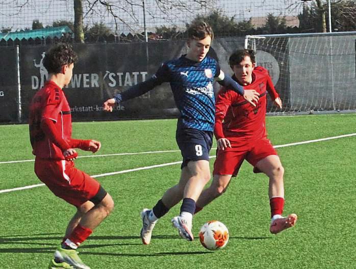 Im letzten Testspiel vor dem Rückrundenstart gegen SW Sende schlug die A-Jugend des TuS Lipperode (dunkle Trikots) den Landesligisten VfL Theesen mit 4:3. Foto: Dannhausen