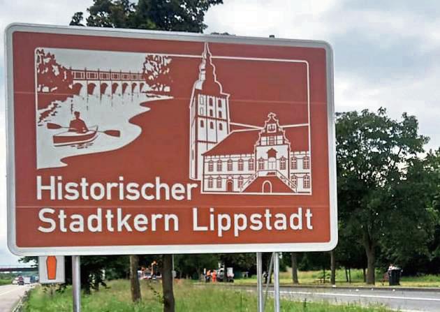 Wieder chic, jetzt auch mit Steinwehr: eine touristische Hinweistafel für Lippstadt an der A 44.