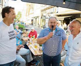 Eben noch mit Michael Rummenigge und „Auge“ Stotz beim Talk in Lippstadt und jetzt im Dschungel: Ob Jörg Dahlmann da genauso viel zu lachen hat? Fotos: Lütkehaus/dpa