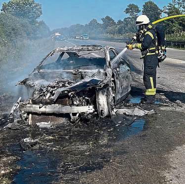 Die Geseker Feuerwehr musste das brennende Auto auf der A44 löschen. Foto Feuerwehr Geseke