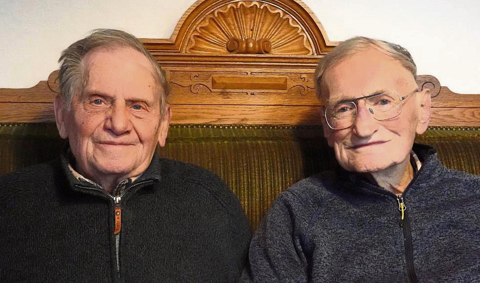 Zeitzeugen: Kurt Kowatz (90) und Norbert Bömer-Schulte (95) erinnern sich noch genau an die enge Abstimmung – zehn Stimmen für Lippstadt, neun für Lippetal. Foto: Vielberg