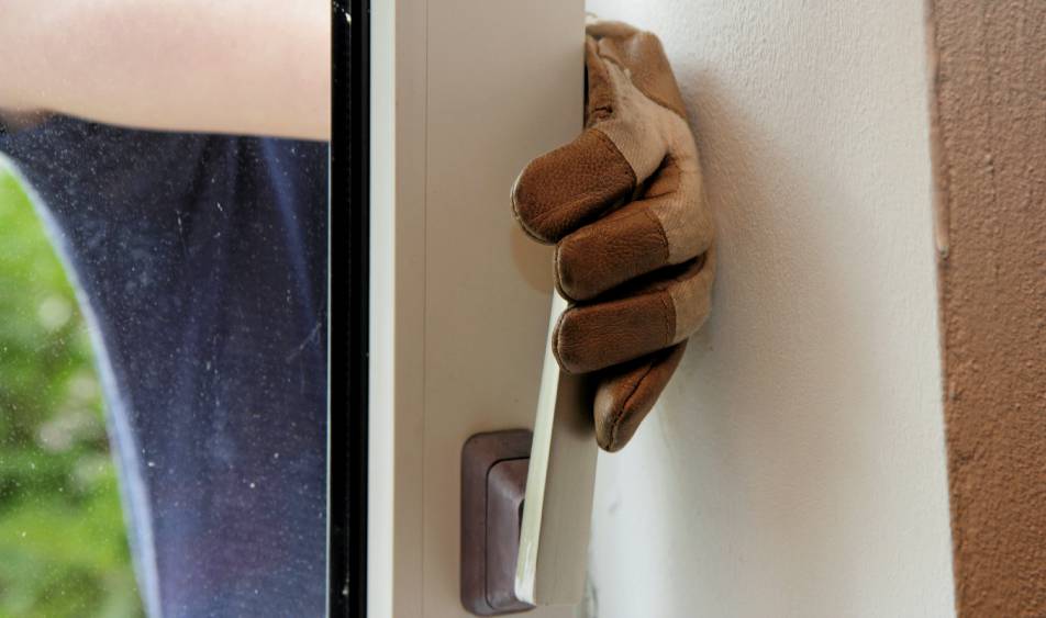 Die Einbrecher hebelten ein Fenster auf, um in die Erwitter Schule am Glasmerweg zu gelangen. Symbolfoto: DPA