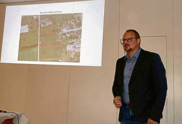 Ortsvorsteher Franz-Josef Grae erläuterte die Planungen für neues Bauland im Westen von Mellrich. Foto: Priesnitz