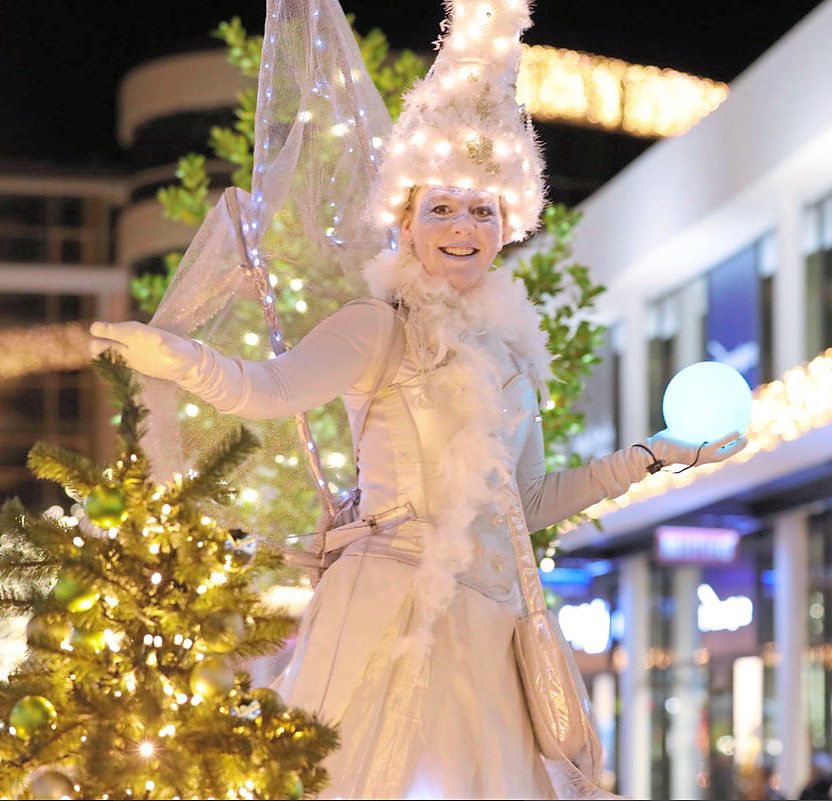 Die Eisprinzessin auf Stelzen kommt am Adventssamstag zu Besuch. Foto: estefania