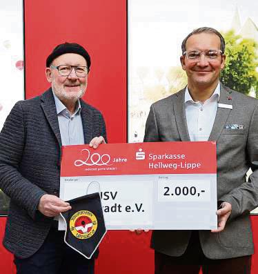 Die 2000-Euro-Spende überreichte Thomas Raulf (r.) an den JSV-Vorsitzenden Claus Harnisch.