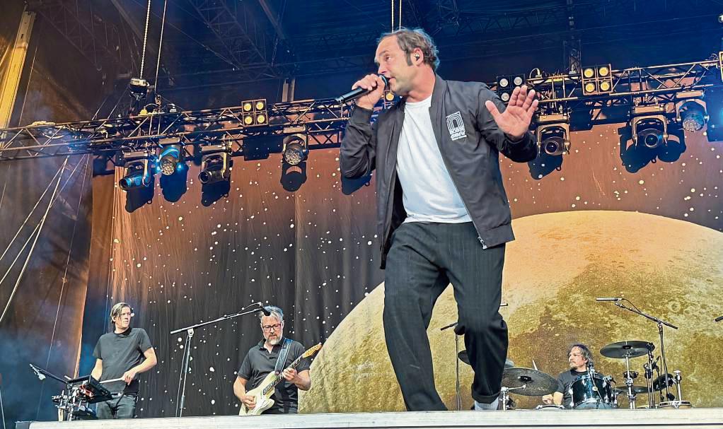 Der Popmusiker Bosse heizte dem Publikum vor der Dreckburg-Bühne mit seiner Perfomance ordentlich ein. Fotos: Böhmer
