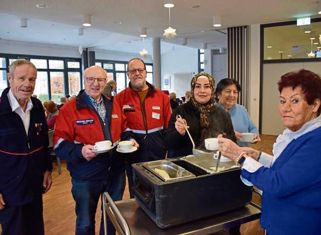 Sorgen für einen reibungslosen Ablauf: Wolfgang Hengsbach (v.l.), die beiden Fahrer Bernhard Berkemeier und Michael Springer und bei der Essensausgabe Suraiya Ziyaeva, Goharik Karapetyan und Monika Hengsbach. Foto: Kossack