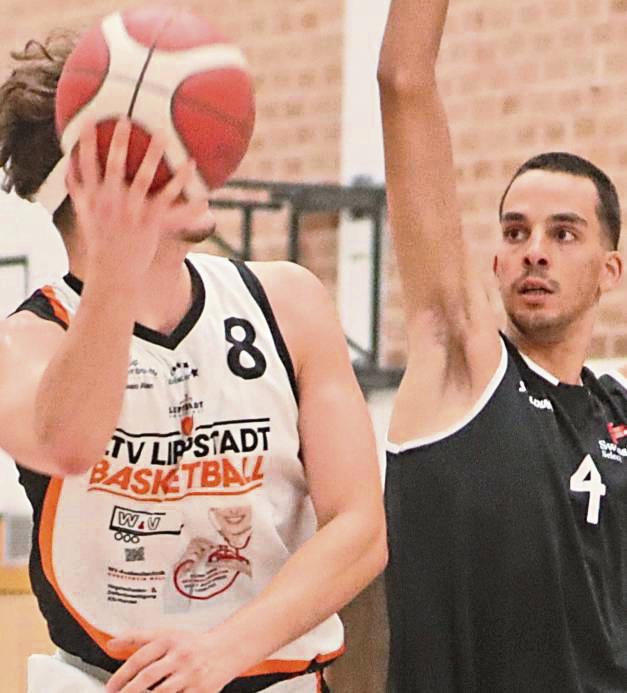 Hatten manchmal den Ball vorm Kopf: Die LTV-Basketballer verloren beim Meister TV Salzkotten mit 60:87. Foto: Lütkehaus