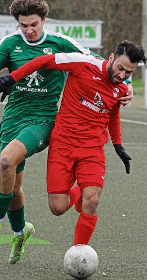 Nach dem 2:1-Auftaktsieg gegen Spexard wollen die Kicker von GW Langenberg-Benteler (grüne Trikots) nachlegen. Es geht nach Clarholz. Foto: Schlink