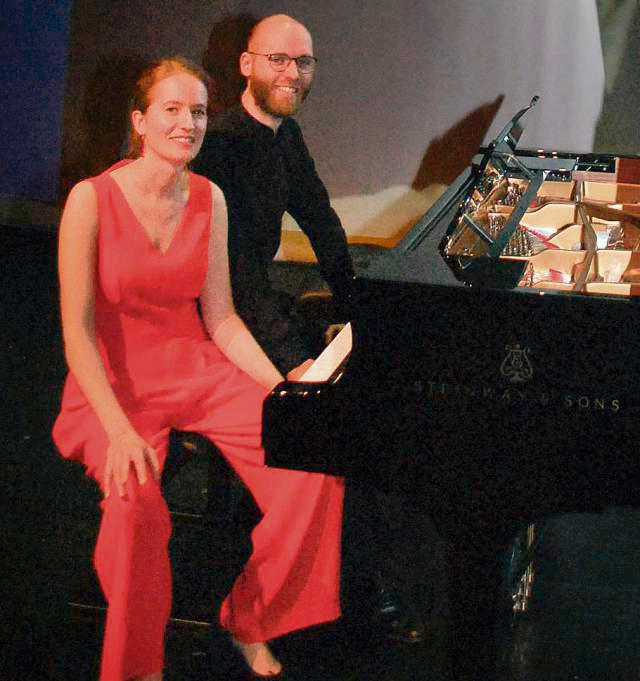 Das Onyx Klavierduo mit Marie-Thérèse Zahnlecker und Jonas Gleim aus Würzburg gehörte zu den musikalischen Gästen des „Ravel-Marathons“. Foto: Boronowsky