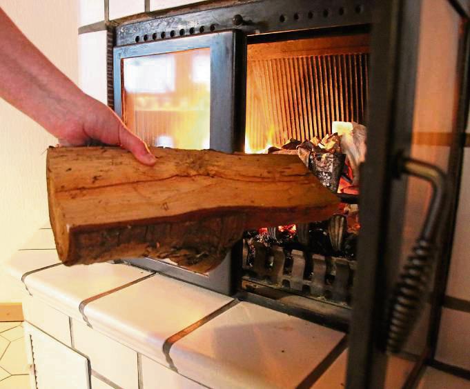 Ein knisternder Kamin kann nicht nur für Gemütlichkeit stehen, sondern auch für Klimaschutz.