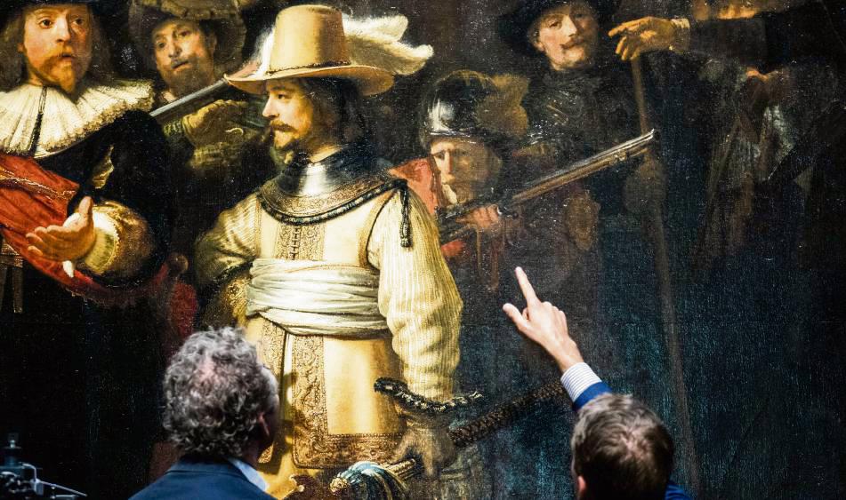 „Die Nachtwache“, das berühmte Gemälde von Rembrandt, wurde aufwendig restauriert. Die Arbeiten begannen vor fünf Jahren und fanden hinter einer Glasscheibe statt, so dass die Museumsbesucher die Restaurierung beobachten konnten. Archivfoto: dpa