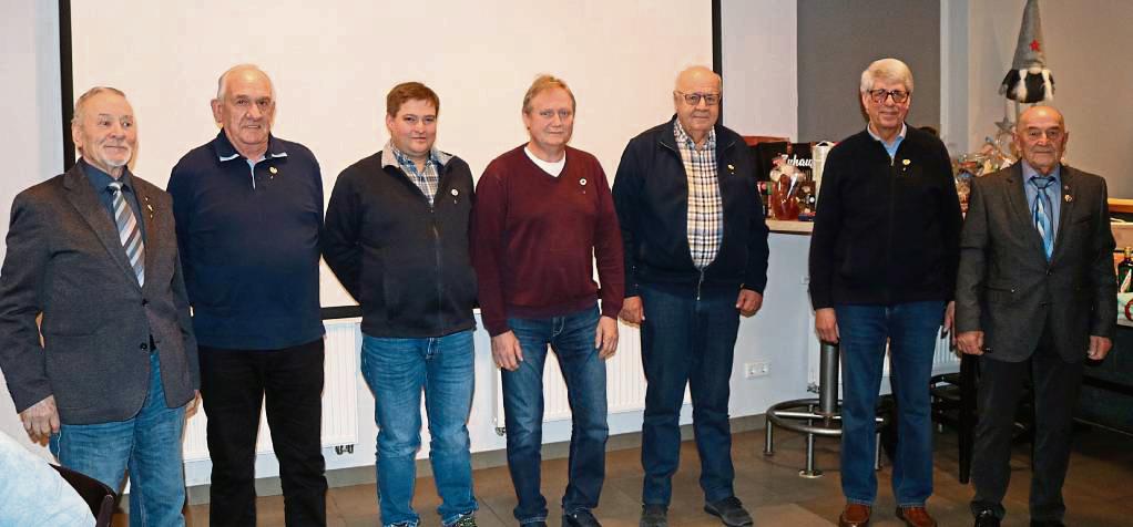 Oberst Reinhard Riekötter (r.) ehrte die Kameraden für langjährige Mitgliedschaft: (v.l.) Josef Remmert, Alfred Grafenschäfer, Carsten Riekötter, Heinz-Josef Merschulte, Werner Hense und Werner Bürger. Foto: Priesnitz