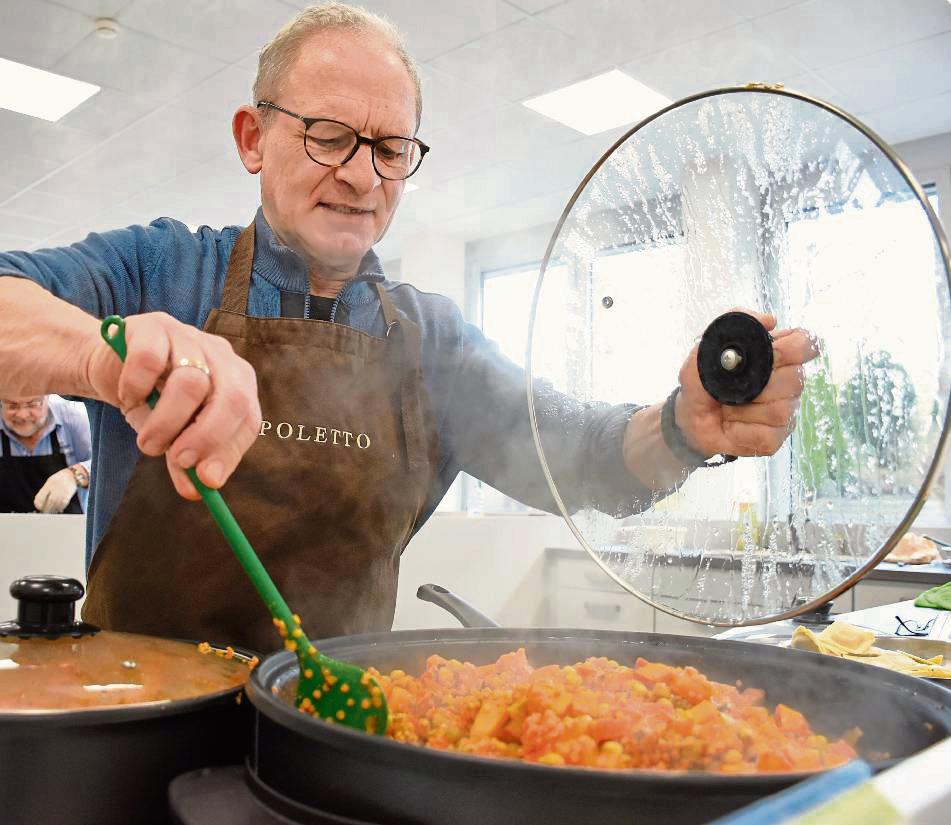 Selbst ist der Mann: Norbert rührt beherzt das Linsen-Kürbis-Curry um. Fotos: Giannakis