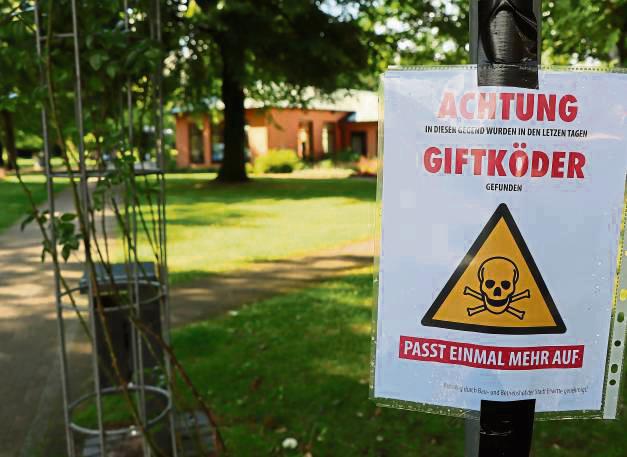 Cornelia Böhlhoff warnt vor Giftködern – unter anderem im Kurpark in Bad Westernkotten. Foto: Dietz
