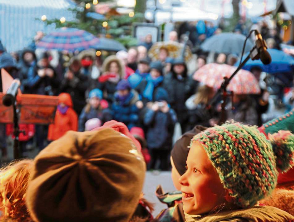 Von den Hellwegmusikanten bis zum Kinderchor: Das Bühnenprogramm beim Erwitter Weihnachtsmarkt ist vielfältig. Archivfoto