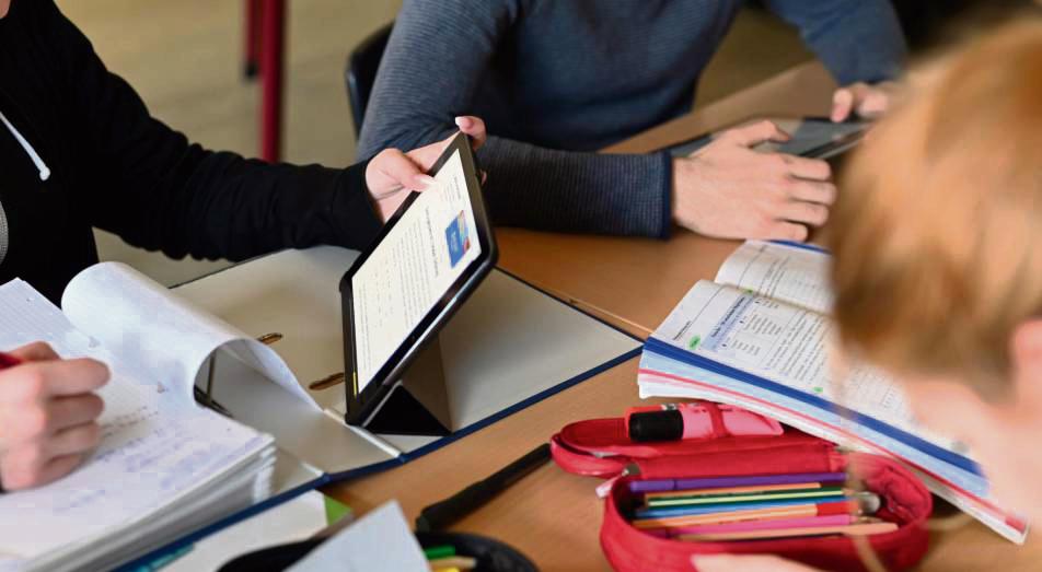 Viele Schultablets müssen bald in Lippstadt ersetzt werden. Da nicht alle Förderprogramme weiterlaufen, darf die Stadt womöglich selbst in die Tasche greifen. Foto: Uli Deck/dpa