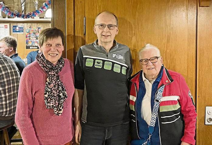 Christel Albring (r.) und Marlies Aust (l.) erhielten ihr 50. Sportabzeichen, und dazu gratulierte auch Sportabzeichen-Obmann Wilfried Arens.