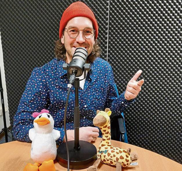 Mit Weihnachtshemd und kuscheliger Unterstützung aus seinem Zoo war Simon Horn im Podcast zu Gast. Foto: Löseke