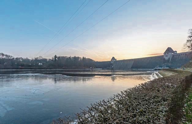 Die alte Stromleitung über den Ausgleichsweiher der Möhnetalsperre ist Geschichte. Foto: Ruhrverband