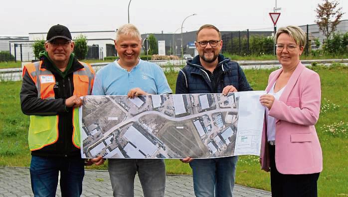 Freuen sich auf die Sanierung: Stephan Feldewert (Bauamt), Klaus Tophinke (Ingenieurbüro Röver), Alfred Schmidt (Bürgermeister) und Birgit Hendriks (Bauamtsleiterin) (v.l.).