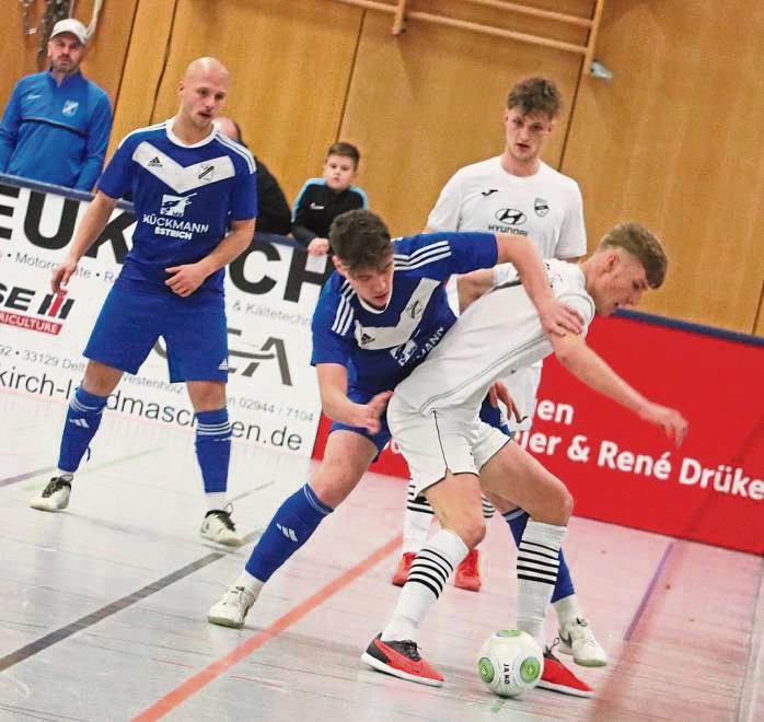 Gastgeber SuS Westenholz (in Blau), hier gegen Vorjahressieger SC Verl II, bestreitet beim Köckerling-Cup das Eröffnungsspiel gegen Lipperode. Der Titelverteidiger aus Verl ist am 20. Dezember übrigens nicht dabei. Foto: Feichtinger