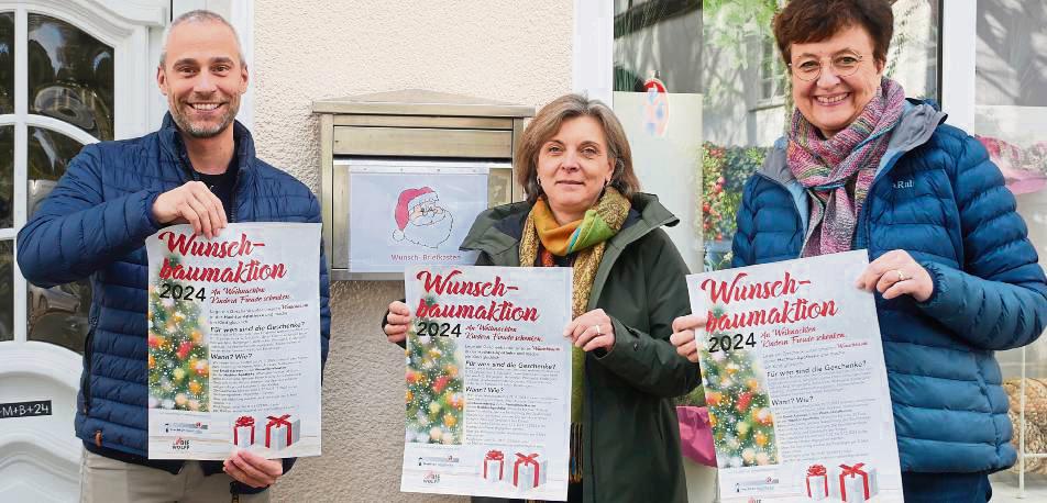 Das Wunschbaum-Team freut sich über eine rege Teilnahme an der Aktion in der Hachtor-Apotheke (v.l.): Gunnar Witthaut, Sabine Schleef und Petra Dorenkamp. Foto: Bsdurek