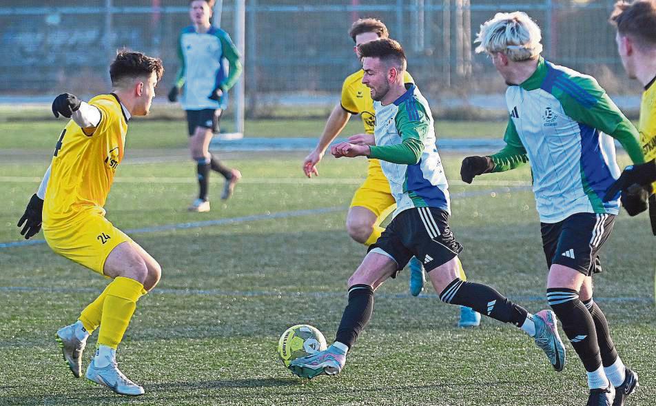 Landesligist SuS Bad Westernkotten (in Gelb) gewann das Testspiel beim Bezirksligisten SV 03 Geseke leicht und locker mit 5:0. Foto: Tuschen