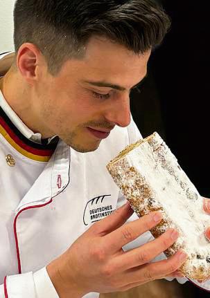 Top! Qualitätsprüfer Daniel Wolf testete die Christstollen heimischer Bäckereien.