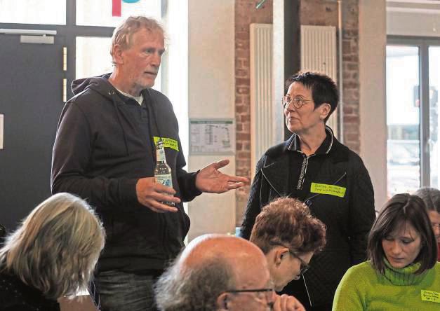 Mittendrin statt nur dabei: Ludger Schulte-Remmert und Bettina Marbeck vom Verein „Dorf mit Zukunft“ hatten große Lust, Projekte kennenzulernen, Eigenes vorzustellen und sich zu vernetzen.