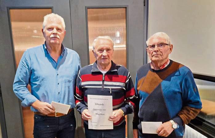 Die drei Platzierten der Vereinsmeisterschaft der Skatspieler aus Bad Westernkotten (v.l.): Peter Knoche (2.), Helmut Knych (Meister) und Hugo Schwark (3.).