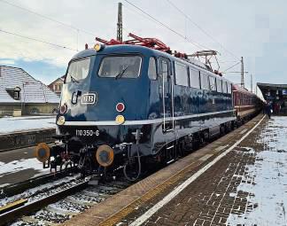 Entschuldigen Sie, ist das der Sonderzug nach Hamburg? Der Zug fährt am 14. Dezember ab Lippstadt.