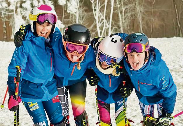 Anni Stellmacher (l.) mit ihrem Team vom SK Winterberg.