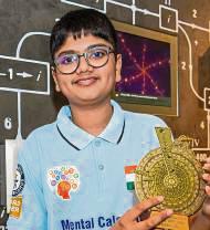 Aaryan Shukla (14) mit dem Siegerpokal. Foto: Reinhardt Hardtke/HNF