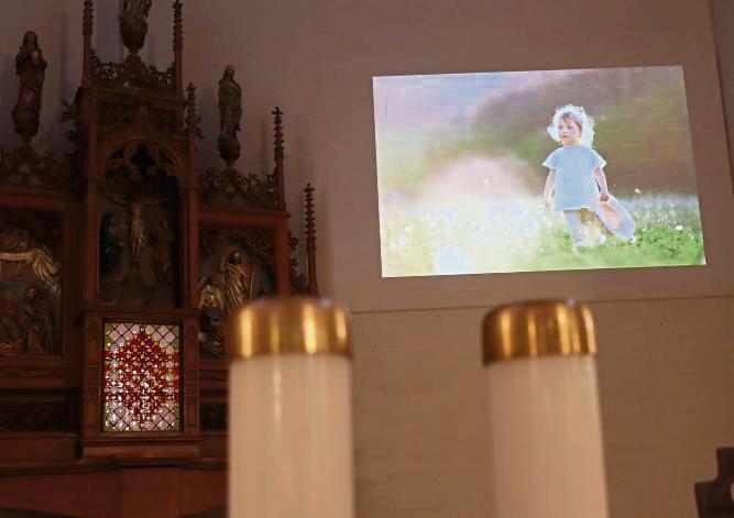 Ein Beamer projiziert die kurzen Videos auf die Wand hinter dem Altar. Fotos: Dietz