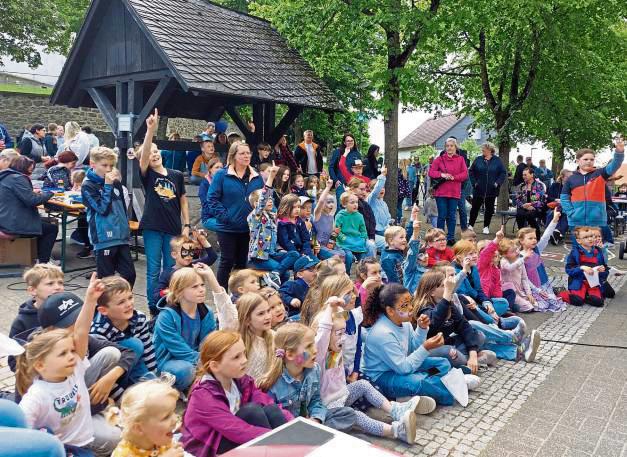 Höhepunkt für die Kinder auf dem Jubiläumsfest des Betreuungsvereins Kallenhardt war der Auftritt des Zauberers Matthis Kahler.