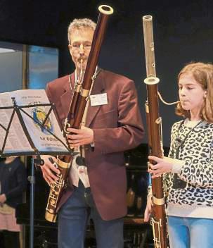 Beim Infotag der Conrad-Hansen-Musikschule können verschiedene Instrumente ausprobiert werden.