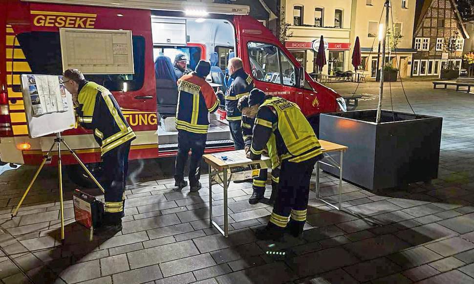 Die Einsatzkräfte planten die Suche auf dem Marktplatz. Foto: Feuerwehr Geseke