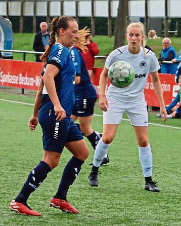 Die Frauen des TuS Wadersloh (in Blau) weichen wegen eines großen Reitturniers für ihr Heimspiel nach Liesborn aus. Foto: Feichtinger