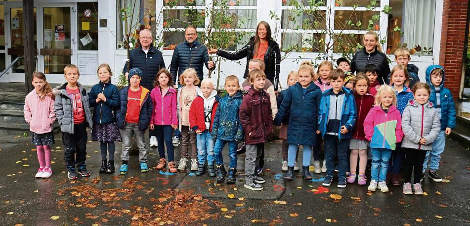 Die Erstklässler freuten sich über die Obstbäume, mit ihnen auch (v.l.) Provinzial-Geschäftsstellenleiter Franz Reen, Bürgermeister Alfred Schmidt, Schulleiterin Sonja Kleine und Lehrerin Daniela Gockel. Foto: Priesnitz