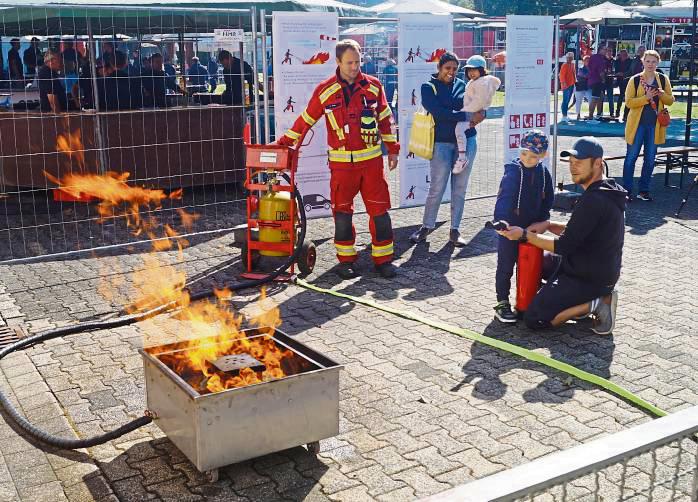 Selber Hand anlegen und ein Feuer löschen – viele Besucher probierten es aus.