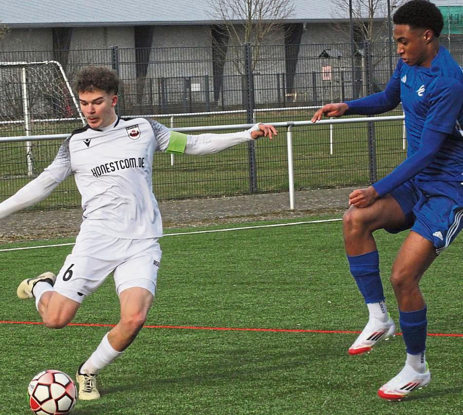 Den sieben Punkte Rückstand auf Tabellenführer Hombruch verringern – mit diesem Ziel gehen die A-Junioren des SV Lippstadt (in Weiß) am Sonntag ins Gipfeltreffen. Foto: Dannhausen