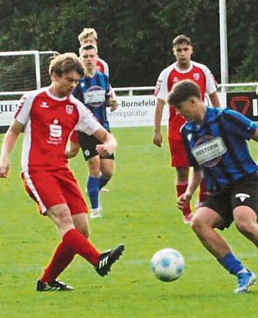 Zur 75-Jahr-Feier des Vereins gelang der A-Jugend des SV Bad Waldliesborn (in Rot) ein 9:1-Kantersieg über Ehringhausen. Foto: Dannhausen