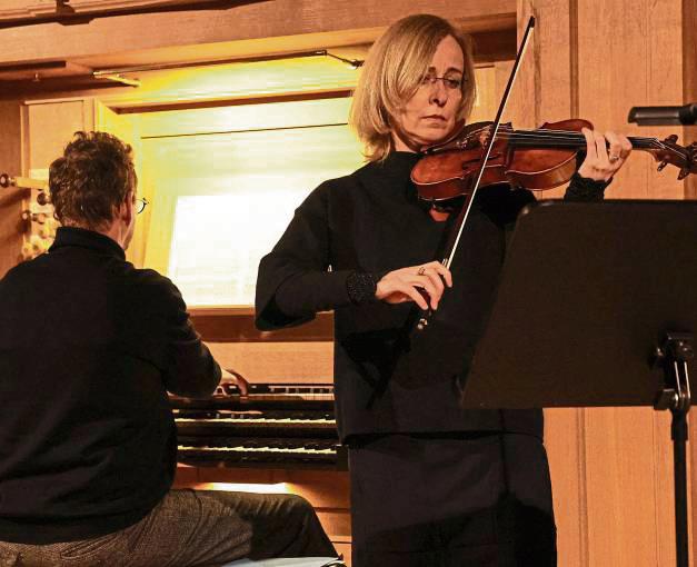 Georg Hellebrandt (Orgel) und Magdalena Rozanska (Violine) sorgten für besinnliche Stimmung. Foto: Laame