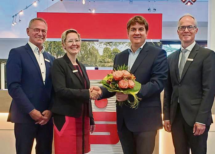 Der Verwaltungsratsvorsitzende Dr. Remco van der Velden gratulierte Eva Kirchner und Bernd Marx (r.), der im Februar von Meinolf Schniedermeier (l.) übernehmen wird.