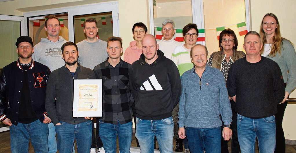 Die Weichen für die Zukunft stellte jetzt der SC Mettinghausen (v.l.): Florian Dippel, Jan Schüttemeier, Marcel Sieg, Dominik Sudhoff, Martin Herbort, Anna Sudhoff, Glenn Renier, Christel Rennemeier, Ursula Sudhoff, Werner Sudhoff, Ulrike Sudhoff, Thomas Brunnert und Maria Haselhorst.