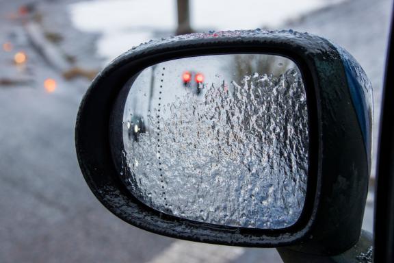 Vorsicht, es ist glatt: Die Polizei ist am Mittwoch in Lippstadt bereits zu mehreren Verkehrsunfällen alarmiert worden. Symbolfoto: dpa