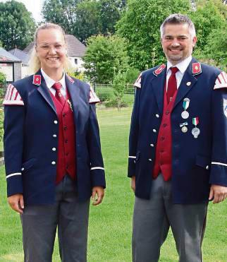 Blaue Jacke, rote Weste, graue Hose: Laura Strugholz und Rainer Grüne tragen die Tambourcorps-Uniformen aus dem besonderen Stoff. Foto: Meschede